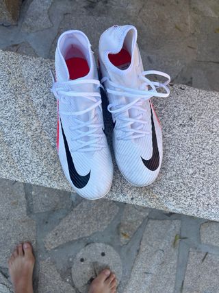 Chuteiras de futebol brancas e vermelhas