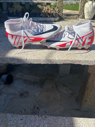 Chuteiras de futebol brancas e vermelhas