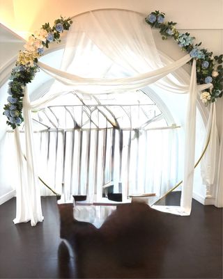 Arco de boda circular con flores