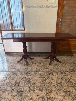 Mesa de comedor antigua de madera