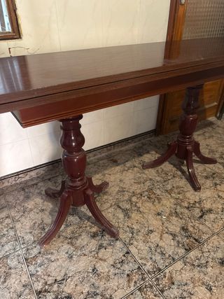 Mesa de comedor antigua de madera