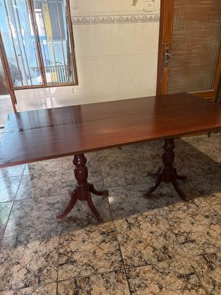 Mesa de comedor antigua de madera