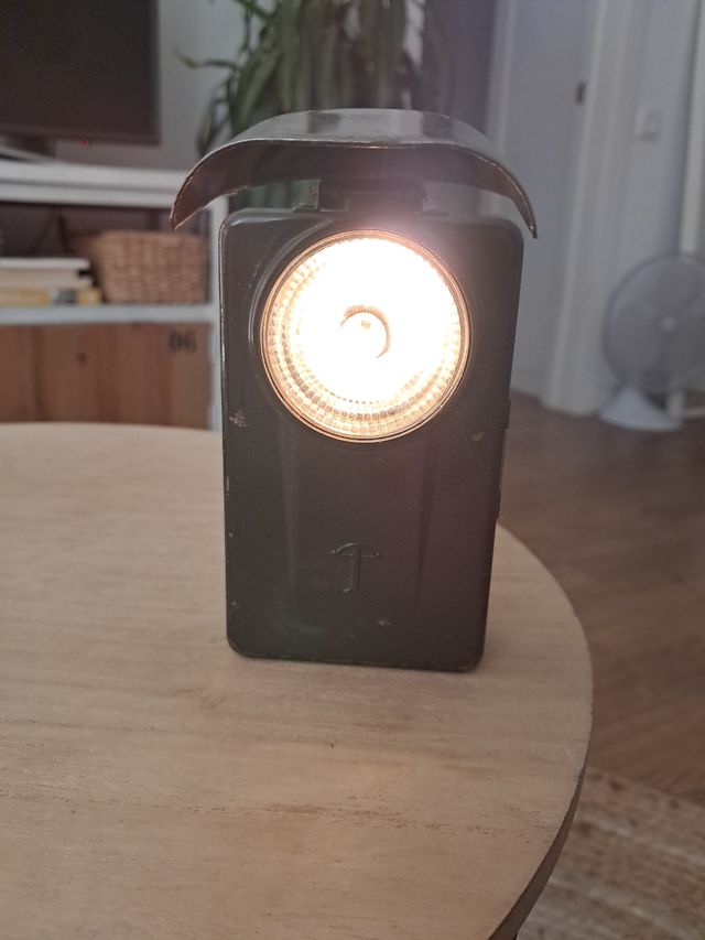 Linterna militar antigua