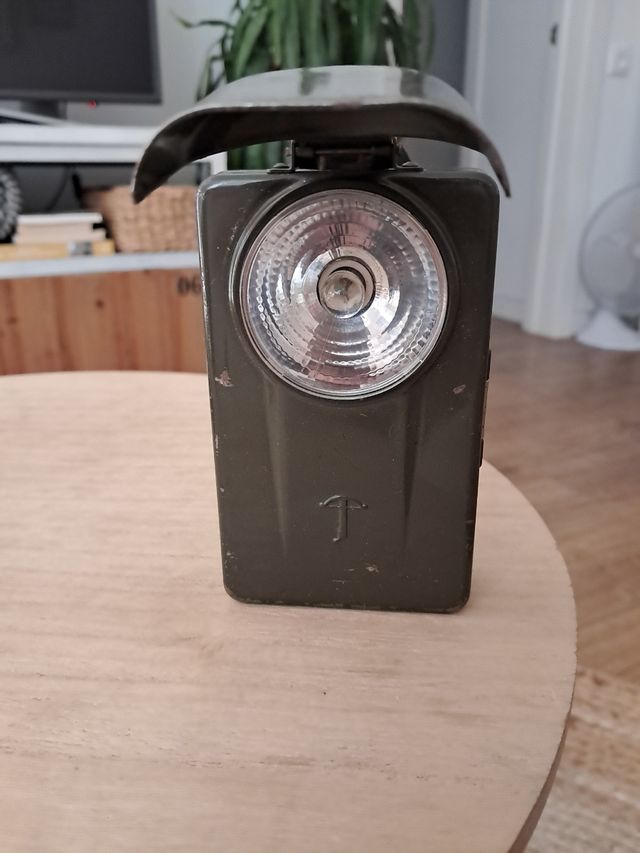 Linterna militar antigua