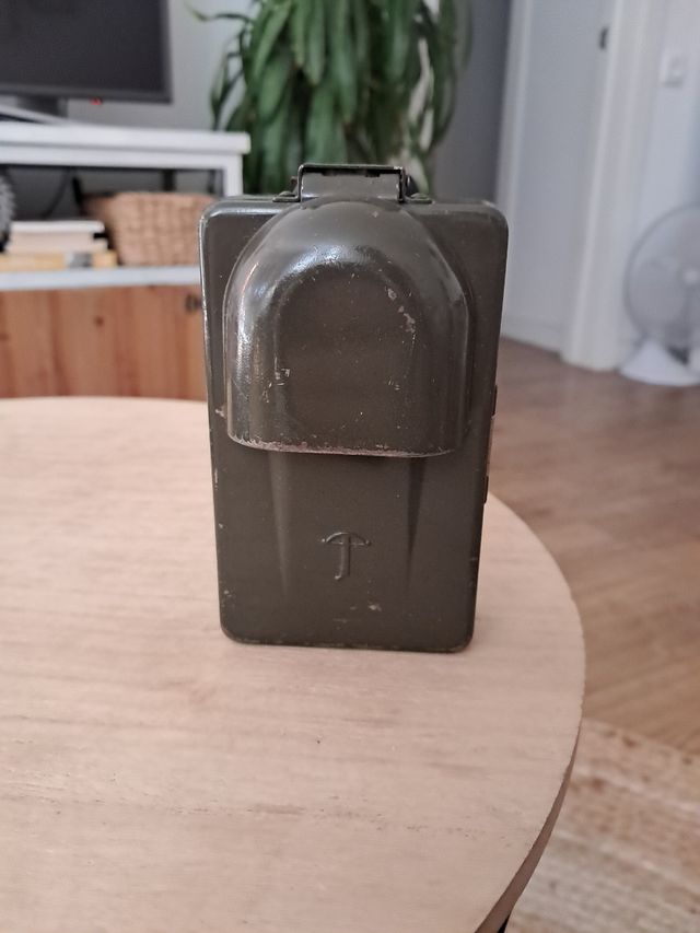 Linterna militar antigua