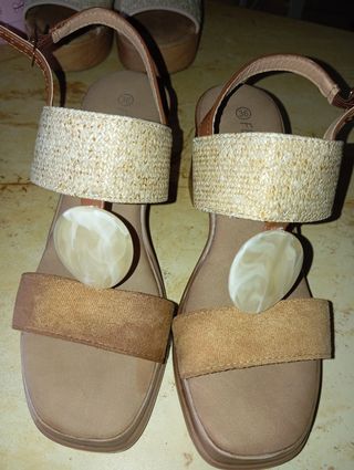 Sandalias de cuña con detalle de piedra