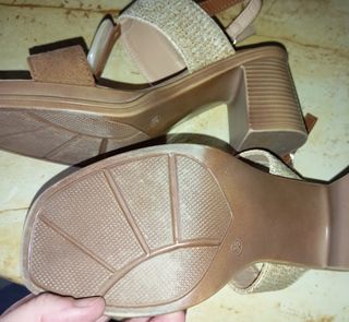Sandalias de cuña con detalle de piedra