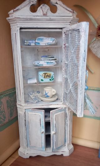 Miniatura mobile ad angolo per casa delle bambole