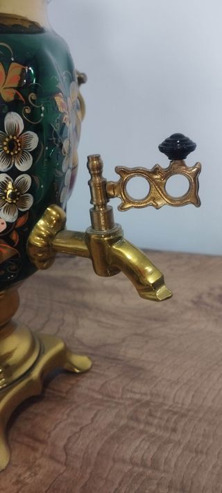 Elegante Samovar Eléctrico Decorado