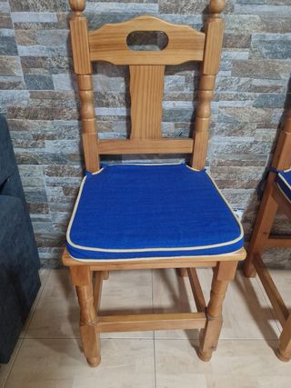 4 sillas de madera y tela azul