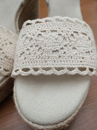 Sandalias cuña beige crochet