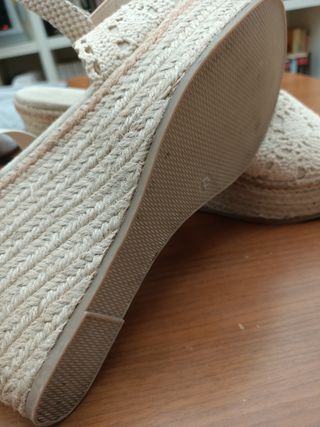 Sandalias cuña beige crochet