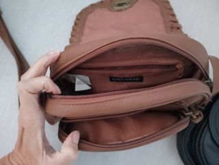 Bolso bandolera imitación piel. 