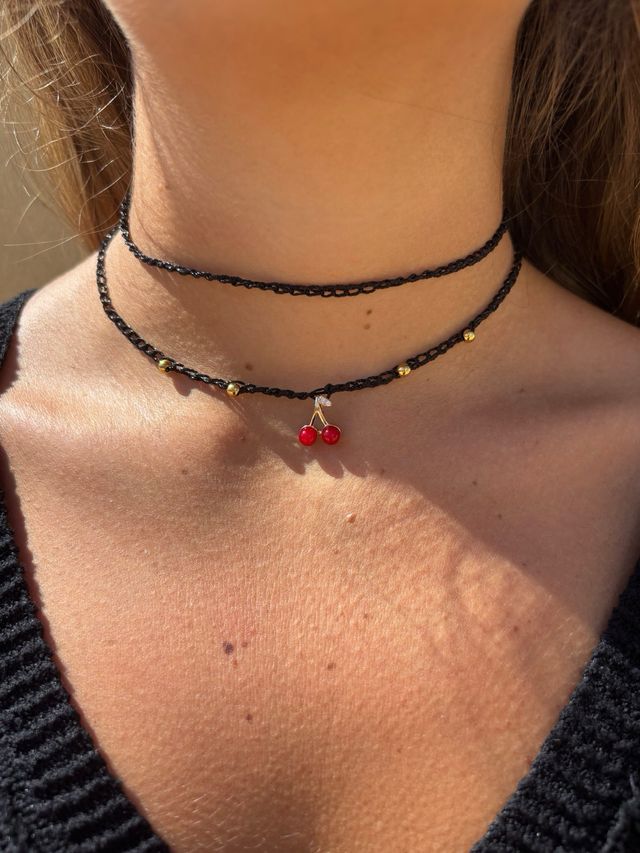 Gioiello artigianale con perline e ciliegie