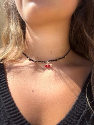 Gioiello artigianale con perline e ciliegie 