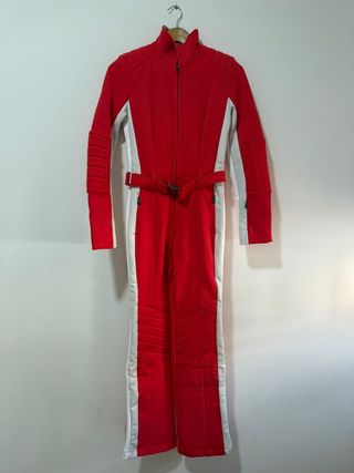 Mono de esquí rojo y blanco