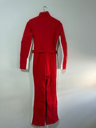 Mono de esquí rojo y blanco