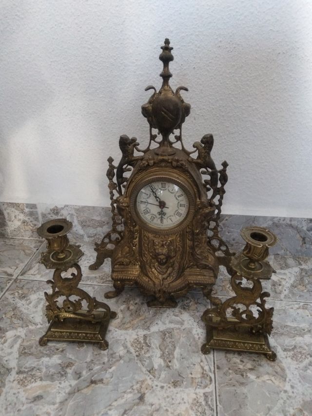 Vecchio orologio da tavolo in funzione