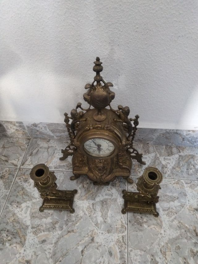 Vecchio orologio da tavolo in funzione