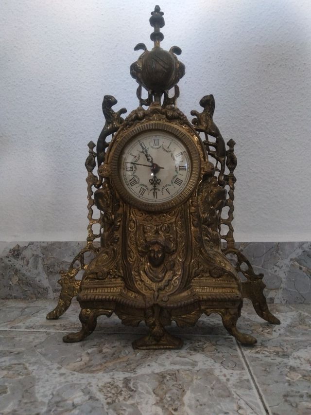 Vecchio orologio da tavolo in funzione