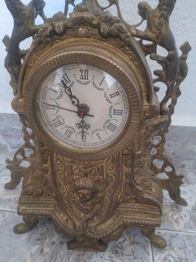 Vecchio orologio da tavolo in funzione