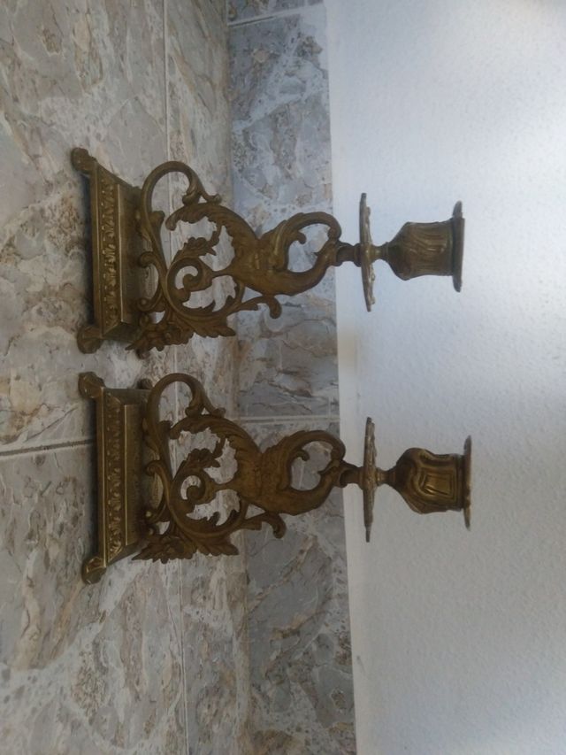 Vecchio orologio da tavolo in funzione