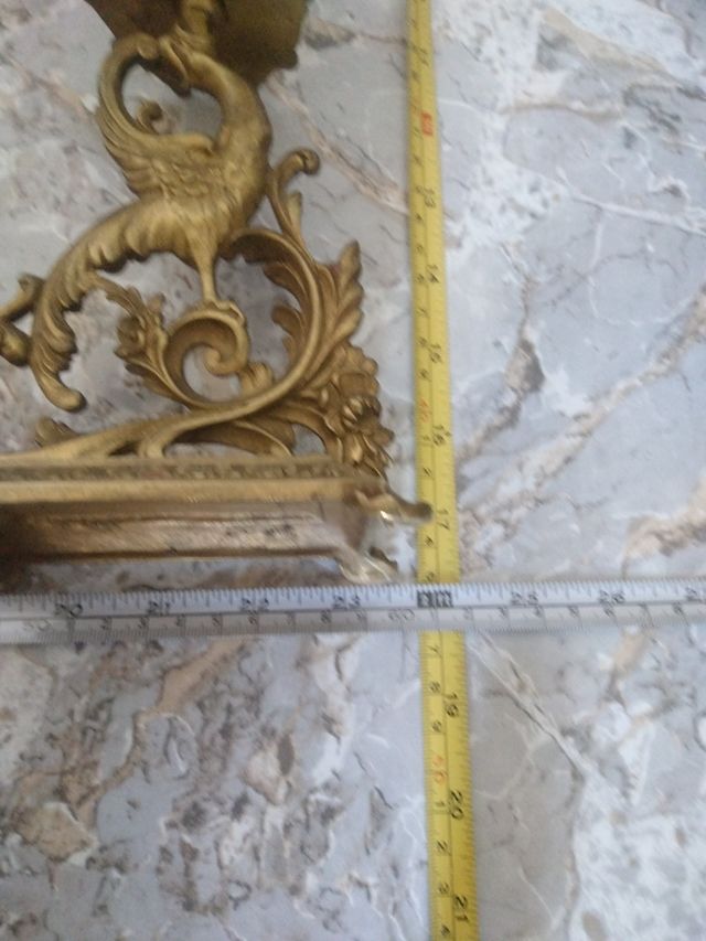 Vecchio orologio da tavolo in funzione