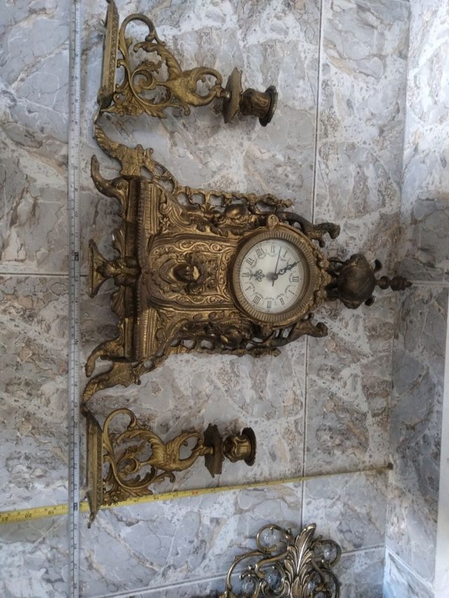 Vecchio orologio da tavolo in funzione