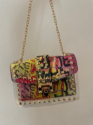 Cartera tachuelas multicolor con cadena