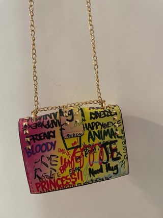 Cartera tachuelas multicolor con cadena