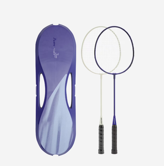 Red de bádminton con raquetas y volante