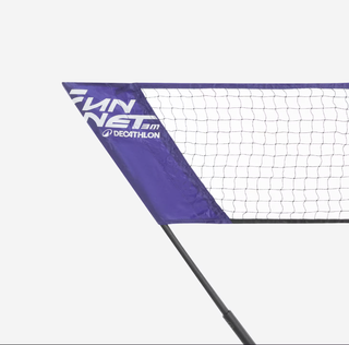 Red de bádminton con raquetas y volante