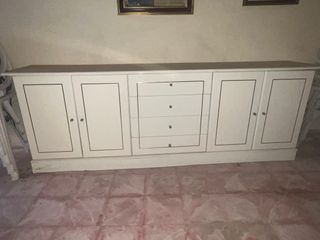 Mueble blanco y dorado