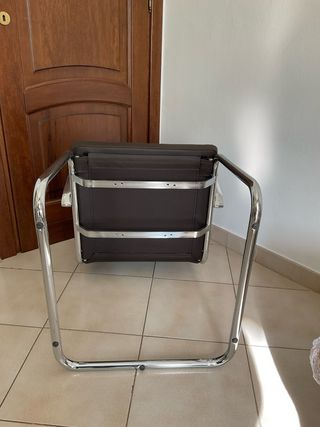 Poltrona in pelle marrone e metallo