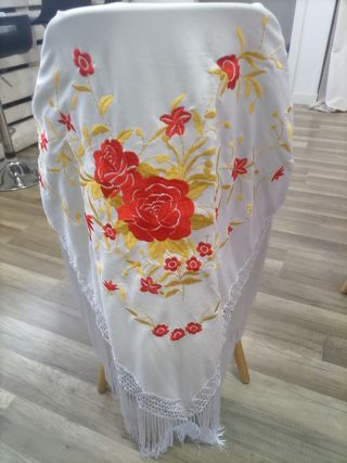 Mantón grande Flamenca Bordado Flores Rojas