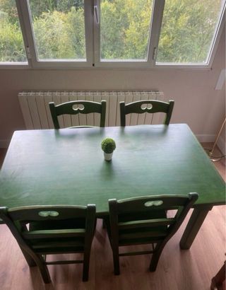 Mesa de comedor y 4 sillas verdes