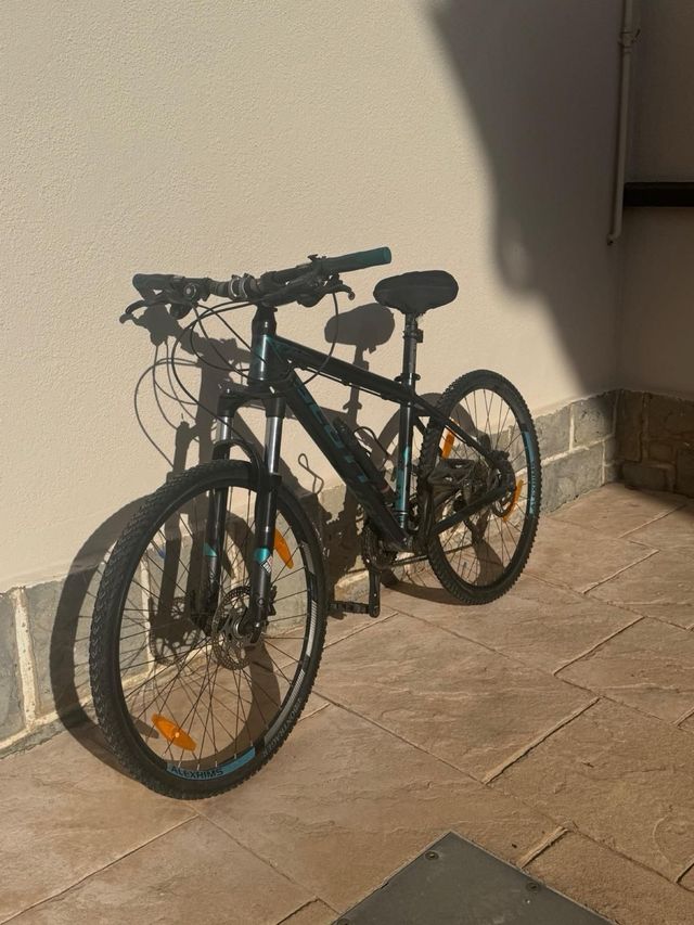 Bicicleta Scott Negra y Turquesa