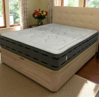 Camas , armarios, Mesitas,  Cómodas,  Almohadas