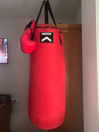 Saco de boxeo Outshock + Guantes