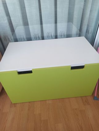 Mueble de almacenaje verde y blanco