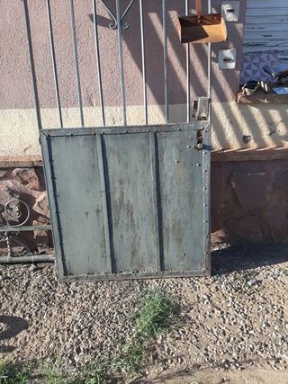 Puerta antigua de hierro forjado