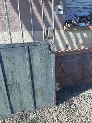 Puerta antigua de hierro forjado