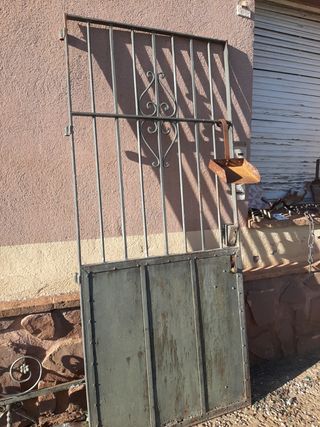Puerta antigua de hierro forjado