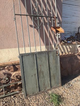Puerta antigua de hierro forjado