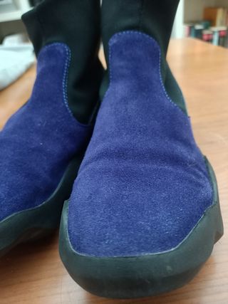 Botín Camper morado  azul y negro 