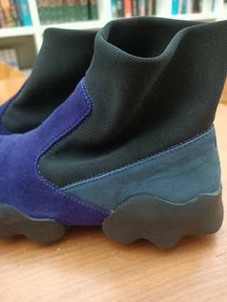 Botín Camper morado  azul y negro 