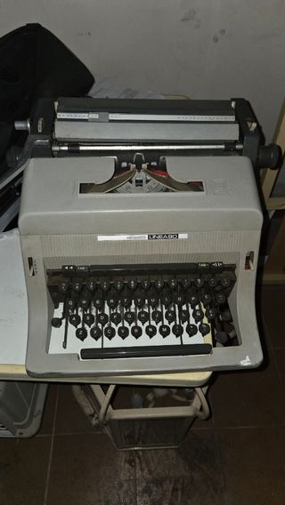 Máquina de escribir Olivetti LINEA 90