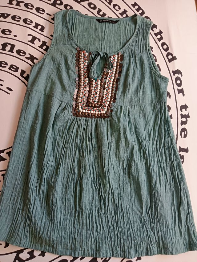 Camisa sin hombros verde con detalles