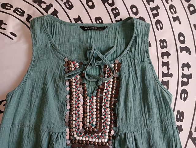 Camisa sin hombros verde con detalles