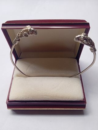 Brazalete antiguo plata con cabezas de carnero.